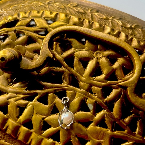 Dainty pearl pendant - Picture 3 of 3